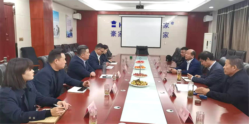 座談交流時，大家話心聲，抒己見，謀良策，暢所欲言，共話發(fā)展。
