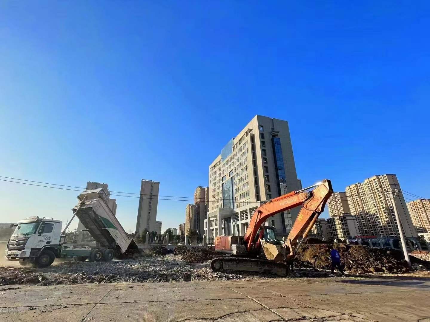 豪家集團(tuán)承建的政務(wù)花園項(xiàng)目、污水管網(wǎng)項(xiàng)目、CBD公園項(xiàng)目施工中